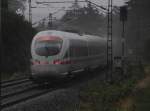 Um nicht einen schn-Wetter Fotografen darzustellen hier nun ein Bild, dass bei starkem Regenfall und Gewitter auf der Frankenwald aufgenommen wurde. Hier raste der ICE-T 411 082  Mainz  auf den Bahnhof Hochstadt zu. 22.06.2011. 