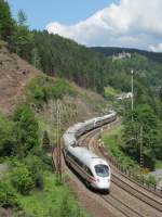 Eine Doppeltraktion ICE-T ist am 9. Juni 2012 im Frankenwald bei Lauenstein unterwegs.