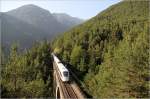  Hochgeschwindigkeitsverkehr  auf einer Gebirgsbahn bietet an den Wochenenden der Einsatz der Weiwrste (ICE-T) auf der Karwendel- bzw. Mittenwaldbahn. Im Abendlicht berquert ICE 1207 (Berlin Gesundbrunnen-Innsbruck Hbf) den Vorbergviadukt und wird in wenigen Minuten die Tiroler Landeshauptstadt als Endpunkt der Fahrt erreichen. Hochzirl, 30. Juni 2012