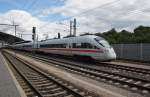 Hier 411 076-3  Coburg  und 415 022-3  Torgau  als ICE1558 von Leipzig Hbf. nach Wiesbaden Hbf., bei der Ausfahrt am 19.8.2014 aus Erfurt Hbf. 