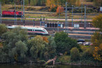 ICE RÖDENTAL (BR 411) fährt an den Bahnsteig in Stralsund Hbf. - 25.10.2016
