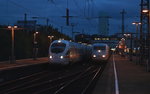 Am Abend des 30.10.2016 warten ein 411 und ein 401 im Bahnhof Hamburg-Altona auf die Ausfahrt