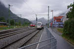 Der ICE (Innsbruck) Mittenwald - Berlin (Gesundbrunnen) verlässt bei Regenwetter pünktlich um 10.52 den Bahnhof Mittenwald, nachdem aus der Gegenrichtung die RB nach Innsbruck auf Gleis 3 eingefahren war. Bahnstrecke 5504 München - Mittenwald am 17.09.2016