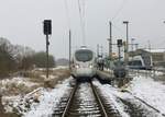 Frontalansicht des ICE 1512 (411 056, Waren (Müritz)) am 3. Februar 2017 beim Halt in Züssow. Das Foto wurde vom Bahnübergang aus gemacht.