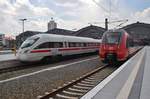 Während 415 505-7  Marburg  und 4011 092-6  Linz  als ICE1609 von Hamburg-Altona nach München Hauptbahnhof auf Abfahrt warten, fährt 442 211-9 als RE10 (RE18388) von Cottbus in den Leipziger Hauptbahnhof ein. (13.5.2017)