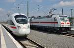 Während 146 565-7 am 13.5.2017 mit dem IC2443 von Köln Hauptbahnhof nach Dresden Hauptbahnhof den Leipziger Hauptbahnhof verlässt, wartet 415 501-6  Eisenach  als Leerzug auf Ausfahrt