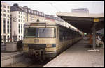 Die weiß blaue S-Bahn 420508 steht am 22.1.1991 um 15.29 Uhr abfahrbereit auf Gleis 36 im HBF München.
