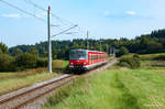 420 474 nähert sich als Zug der Münchner S2 an einem Spätsommer-Nachmittag dem Haltepunkt Kleinberghofen