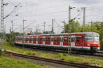 Bei beiden nordrhein-westfälischen S-Bahnen (Rhein-Ruhr und Köln) sind die 420er immer noch unentbehrlich. Eine Doppeltraktion (420 440 und 419) verlässt die Abstellanlage Lierenfeld, um trotz der Sommerferien die HvZ-Linie S 68 im nachmittäglichen Berufsverkehr zu bedienen. Aufgenommen am 8.8.19 von der S-Bahn-Station Düsseldorf Oberbilk aus.