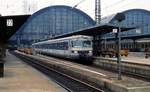 Ende der 1980er Jahre kamen einige Male blau-weiße 420 aus München leihweise in Frankfurt zum Einsatz. Die Einheit 420 191/691 macht sich vor der markanten Kulisse des Frankfurter Hauptbahnhofs als S15 auf den Weg zum Flughafen (genaues Datum leider nicht mehr bekannt).