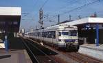 München oder Frankfurt, die S-Bahn-Einheitsbahnhöfe der 1970er Jahre sehen überall (fast) gleich aus. Allerdings verrät das Zielschild, das der Münchener Triebzug im Frankfurter Netz unterwegs ist (Frankfurt Süd, August 1989). 