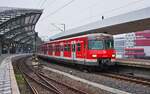 Unverwüstlich: Auch nach über 50 Jahren kann auf die formnschönen Triebwagen der Baureihe 420 immer noch nicht verzichtet werden. Am 28.02.2024 verlässt 420 982-1 als S 12 den Kölner Hauptbahnhof.