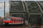 Mit etwas Zooming mit der Kamera kann Mann vom Bahnsteig in Köln Hbf Tirebzüge nach/von die Hohenzollernbrücke fotografieren, wie am 15 Februar 2024 DB 420 979 unter Beweis stellt.