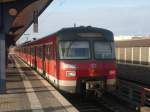 S-Bahn Rhein-Main: 420 832/332 als S9 nach Wiesbaden Hbf steht abfahrbereit in Hanau Hbf.(14.11.2008)