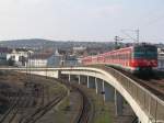 Aufgeständerte Überwerfung -    S-Bahn der Linie S6 in Richtung Weil der Stadt bei der Ausfahrt aus dem Bahnhof Stuttgart-Zuffenhausen.