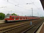 420 879-9 der S-Bahn Rhein-Main steht am 17. Juli 2010 als S9 nach Wiesbaden Hbf auf Gleis 2 in Hanau Hbf.