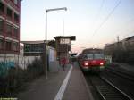 Die Bahnsteigbeleuchtung hatte sich bereits angeschaltet, als am 23.01.2006 kurz vor 17 Uhr die S9 nach Wiesbaden mit 420 204 und 420 797 am Hausbahnsteig des Bahnhofs Rsselsheim eingefahren kam.