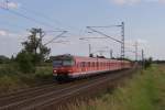 420 889-8 + 420 261-0 fahren zusammen als S7 von Riedstadt-Goddelau nach Frankfurt am Main Hauptbahnhof durch Riedstat-Wolfskehlen am 10.08.2011