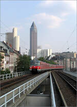 Im Hintergrund der Messeturm -

Einfahrt einer S-Bahn der Baureihe 420 in den Frankfurter Westbahnhof. Dieser Bahnhof hat Bahnsteige auf zwei Ebenen, da sich hier die Strecken kreuzungsfrei verzweigen. 

01.09.2005 (M)
.