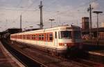 420 197-6 verläßt 1980 den Düsseldorfer Hauptbahnhof.