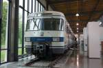 420 002-8 steht als  Olympiazug  im Verkehrszentrum des Deutschen Museums in Mnchen. Aufgenommen am 10.05.2013.