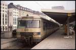 In den alten Münchener Farben steht 420508 am 28.1.1991 um 15.21 Uhr abfahrbereit auf Gleis 36 des HBF München.