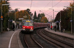 Schönes Licht kann banalen S-Bahnhalt aufwerten -    Schon historisch ist diese Aufnahme der ungestalteten S-Bahnstation Rommelshausen im Morgenlicht.