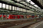 In diesem Jahr soll der Umbau des Duisburger Hauptbahnhofes beginnen. Dabei werden auch die aus den 1930er Jahren stammenden charakteristischen Hallendächer durch eine Neukonstruktion ersetzt. Es wird also langsam Zeit, dem Bahnhof noch einmal einen Besuch abzustatten. Ein 422-Doppel steht am 03.05.2017 abfahrbereit auf Gleis 8.