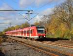 Eine S8 nach Hagen bei der Einfahrt in Korschenbroich, gleich ist der von 422 077-8 gefhrte Zug am Bahnsteig.