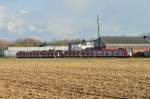 Ein S8 Zug ist gerade aus dem Bahnhof in Korschenbroich ausgefahren.