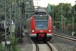 Meine Lieblingsbaureihe, hier in Form von 423 542-0, erreicht den Bahnhof Köln Messe/Deutz. Der Zug setzt danach seine Fahrt als S 19 nach Hennef (Sieg) fort. Der ET gehört der S Bahn Köln an.