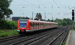 Nach einem kurzen, aber kräftigen Regenschauer kommen 423 756-6 und ein weiterer 425 am 02.05.2017 in Neuss-Norf an