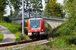 423 819 hat auf seinem Weg von Altomünster in Richtung Erding gerade die für einen Betonbau doch recht ansehnlich gestaltete Fußgängerbrücke, welche zum Petersberg führt