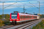 Nur ein Langzug der Münchner S4, der da zur blauen Stunde am Abend des 04.10.2017 an der Aubinger Lohe vorbeikommt.