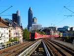 DB Regio S-Bahn Rhein Main 423 444-9 am 14.10.17 in Frankfurt am Main Westbahnhof vom Bahnsteig aus fotografiert 