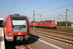 Während seiner Haltezeit in der Station  Köln-Müngersdorf Technologiepark  begegnet 423 198 einem Lokzug
an dessen Ende die verkehrsrote 140 835 hängt. Aufnahmedatum: 3. September 2004