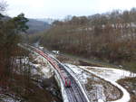 Eine S2 nach Niedernhausen nähert sich dem Eppsteiner Tunnel.