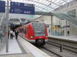 Am 26.06.2007 fhrt 423 197 als S13 nach Troisdorf in den Flughafenbahnhof Kln/Bonn ein.