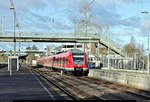 423 020-7 und 423 512 der S-Bahn Stuttgart als S4 nach Stuttgart Schwabstraße stehen im Startbahnhof Backnang auf Gleis 1.