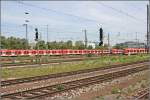 Abgestellte und durchfahrende S-Bahnzge im Gleisvorfeld des Mnchener Ostbahnhofes.