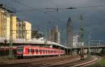 Doppeltraktion Br 423 als S6 Friedberg(Hessen) - Frankfurt(Main)Sd bei unheil-verkndendem Himmel in Frankfurt-West.