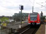Eine Doppelgarnitur 423er, angefhrt von 423-756, fhrt als S11 Bergisch Gladbach - Wuppertal Vohwinkel in den Klner Hauptbahnhof ein. Im Hintergrund die Hohenzollernbrcke. 18.4.06