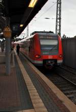 Am Zugschluss einer S11 hngt der Triebwagen 423 057-9 an.