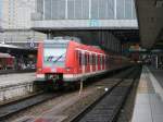 423 580 und 2 weitere 423er stehen am 28.Juli 2012 als S1 nach Freising im Mnchner Hbf.