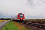 Im Doppelpack kommt der 423 557 zwischen Elvekum und Norf entlang der Mainstrae gefahren. Er versieht den Dienst auf der S11 um Flughafen Dsseldorf, hier ist er kurz vorm Einfahrsignal des Bahnhofs Norf. 3.8.2012