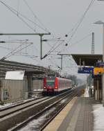 Ein vom 423 196 gefhrter S11 Zug steht in Allerheiligen am Bahnsteig.