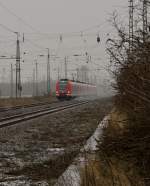 Ganz schn Wirbel macht hier in Nievenheim der 423 297 bei der Anfahrt an den Bahnsteig.....es ist ein S11 Zug nach Dsseldorf-Flughafen.