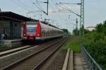 Ein vom 423 555-2 geführter S11 Zug nach Bergisch Gladbach fährt gerade in Allerheiligen ein.....an diesem Tag herrscht zwischen Nievenheim und Norf eingleisiger Betrieb wegen Bauarbeiten in