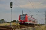 Am Blocksignal in Allerheiligen ist der 423 038-9 am 4.7.2014 bei wechselndem Wetter abgelichtet, er ist als S11 zum Flughafen Düsseldorf als Halbzug zu sehen. 