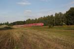 Am abendlichen 09.07.13 steuert eine Dreifachtraktion der BR 423 als S2 nach Petershausen den Haltepunkt Poing an.